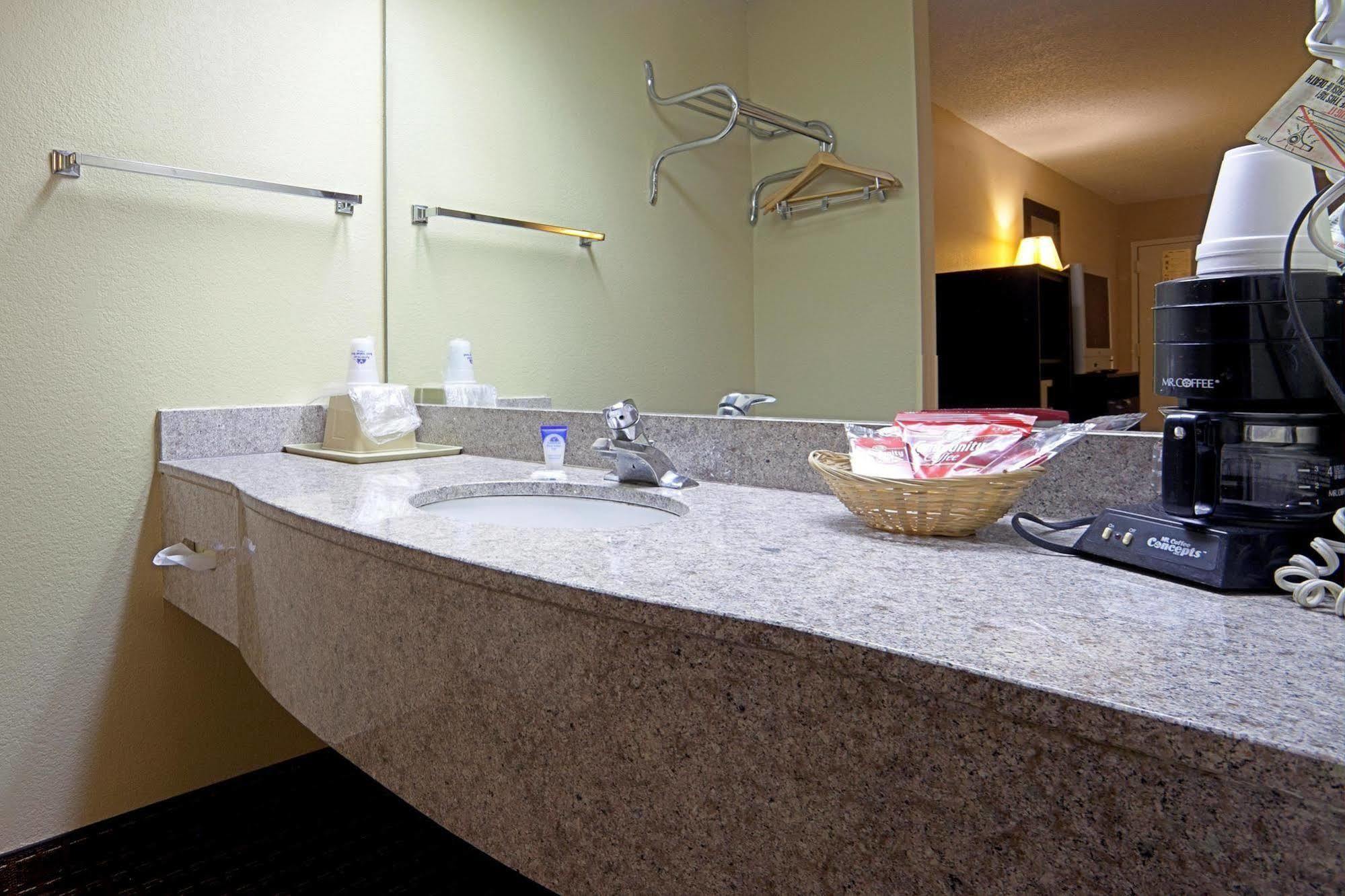 Americas Best Value Inn-Montezuma Quarto foto